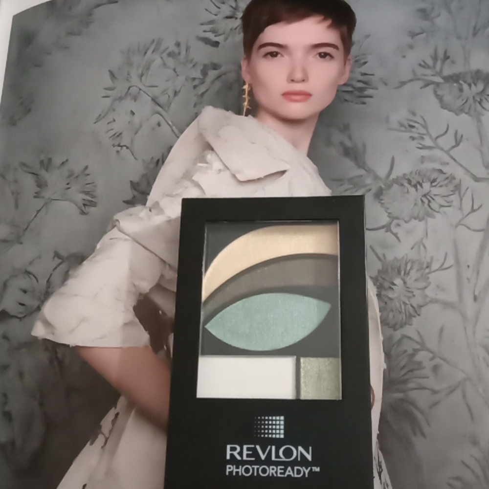 Revlon Photo ready primer + shadow color quad compact . BNIP.